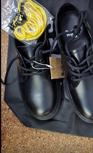 Dr Martens 返學黑皮鞋 黑色線