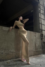 1R STUDIO Premium Gold Half Hollow Stacked พลีท เดรส พรางหุ่น ยาว ผู้หญิง เดรส ไม่สม่ําเสมอ กระโปรง