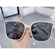 Matahari pantai moden berwarna kacamata matahari wanita