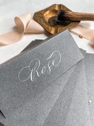 英文書法婚宴婚禮派對座位卡 (灰色企款) Calligraphy Grey Standing Place Card