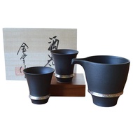 Sake set, sake cup, sake cup set, Aritayaki porcelain, wooden box, one tokkuri (sake cup), two guguimis (two cups), ibushi silver, porcelain, made in Japan.