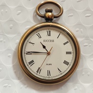 นาฬิกาญี่ปุ่นมือสอง นาฬิกาพกวินเทจ Alba by Seiko หน้าขาวหลักโรมัน เรียบแอบหรู ระบบถ่าน ตัวเรือนทองสวยใหม่ แทบไม่ผ่านการใช้งาน กระจกสวยใส