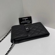 Chanel 黑銀荔枝紋牛皮 手機包 31開。