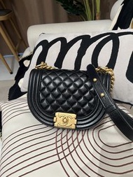 Chanel boy Chanel 半圓 馬鞍 黑色荔枝牛皮，金扣 chain bag  100%Authentic, 98%New 💜尖沙咀中港城門市