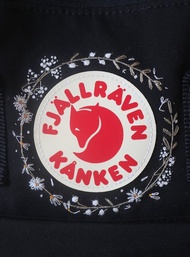 客製化刺繡禮物-淡雅白雛菊 滿天星 銀杏-Kanken mini 全黑款