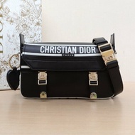 DIOR 黑色牛皮淺金扣2022DiorCamp系列全皮郵差肩背包