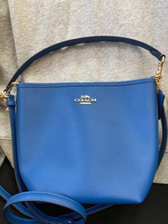 Coach 藍色斜挎水筒包