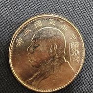 民國三年袁世凱大總統蘇維埃金幣的樣幣，詳如上图，其邊線非直條纹，而有英文文字在上面，稀少，值得收藏。