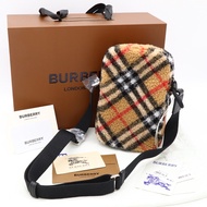 Burberry 羔羊澎澎毛 經典格紋 手機包 拉鍊 斜背包