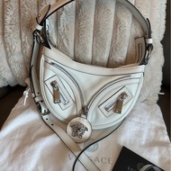 范思哲Versace白色銀扣半月形腋下包  斜背包  白色 經典 實用性高 包 通勤包 包包 雙肩包 斜挎包 女生 美杜莎 包 versace medusa bag