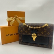 Louis Vuitton LV 字紋拼黑皮  VICTOIRE 維多利亞 斜背包/肩背包/二用包