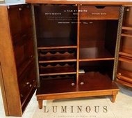 英式復古華麗雕花摩洛哥風格多功能餐邊櫃,大容量紅酒收納櫃.創意與古典美學相結合.連櫃門都可以放置紅酒,餐具,酒杯.設有紅酒架,櫃桶.收納空間非常大.係一款型格,復古又超級實用的餐邊櫃.呎吋:90L X