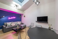 Rumah 83 m² dengan 2 bilik tidur dan 2 bilik mandi peribadi di Bloomsbury (The Insta Playhouse-Coven