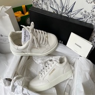 Chanel 全新經典柔軟皮革燙金字小白鞋