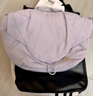 Lululemon curved crossbody bag travel 淺紫色