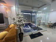  3100 m² dengan 3 bilik tidur dan 4 bilik mandi peribadi di Johor Bahru (LaNa Homestay (indoors pool