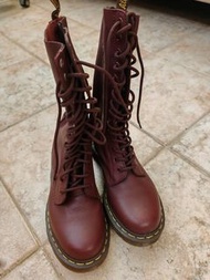 Dr. Martens 14洞櫻桃紅長靴