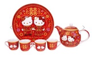 呢套結婚茶具套裝好特別❤️  富有傳統嘅色彩，又加上可愛嘅Hello Kitty同 Dear Daniel圖案, 令喜慶嘅日子加添氣氛！  如果仲未諗到送乜結婚禮物俾朋友，呢一套就啱晒啦☺️  Hel