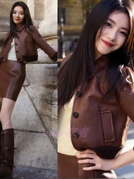 ชุดเสื้อแจ็คเก็ตหนังสีน้ำตาลและกระโปรงสั้นสำหรับผู้หญิงฤดูใบไม้ร่วง 2024 ของ Fan Xing Liu Haocun เสื