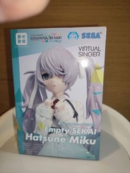 SEGA公司出品的《世界計畫彩色舞台feat. 初音未來》「空無虛無的初音未來」景品公仔（Empty Sekai Miku）