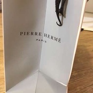 紙袋～法國馬卡龍界的Chanel～蛋糕～甜點Pierre Herme雕花紙袋～