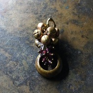 衣索比亞風格戒指與飽滿的石榴石、鈴鐺、赫基蒙鑽石墜飾