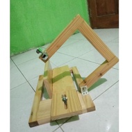 Single string cheese/cake cutter with axle