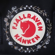 客製化刺繡禮物-淡雅白雛菊 滿天星 銀杏-Kanken mini 全黑款