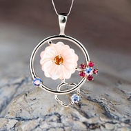 鑲嵌珍珠母、坦桑石、粉色和橙色藍寶石的花朵吊墜