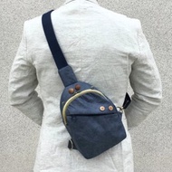 男生肩背包 斜背包 側背包 藍色胸包 口金包 隨身包