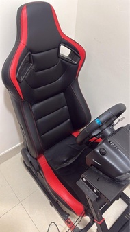 Logitech G923 TRUEFORCE 賽車軚盤 + 三腳踏（PlayStation / PC 版），以及一組 一體式金屬賽車支架連紅黑賽車桶椅。