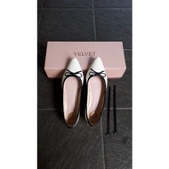 PUTIH White Velvet point toe flat shoes