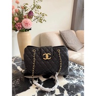 Chanel Fashion Bag Exquisite Leather Goods Nameplate Airport Bag Black Gold Airport Bag

Ingenious C