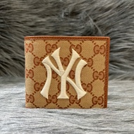 GUCCI 547785 LOGO MLB聯名 刺繡緹花梅子色 零錢包 短夾 男夾 皮夾 錢包