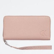 【W小舖】Calvin Klein CK 粉色 荔枝紋皮革 拉鍊長夾 手拿包皮夾 長夾 錢包~現貨在台 C42109