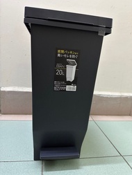 (全新未用過，冇爛冇爆靚仔）ASVEL 日本製 20L防臭氣密封高級踏板桶 垃圾桶 （星夜黑）