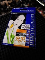 三菱化學 光澤高光相紙（Glossy Photo Paper）
 
- 規格：L判（6寸標準相片尺寸）、克重269g、單包20張、全新未拆封
​
- 紙質類型：亮面高光相紙，表面鏡面反光效果，色彩飽和
