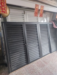 黑色百葉窗