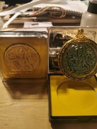 【督造寺廟】瓦馬哈踏寺（澤度金本廟） 【加持師傅】龍波龍耐 與 眾高僧 【聖物材質】陶瓷面、聖粉 【聖物年份】2550