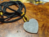 天然緬甸翡翠“木那產區”雪花棉心形吊咀,木那,是緬甸帕敢場區的一個老場口,出產嘅翡翠料子好,水好,色均,質地細膩,經常出現帶白色點狀面的料子,狀如雪花,雪花綿就此命名,順豐包郵