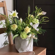 白綠奶油黃鮮花盒/清新綠色系/康乃馨花禮/母親節