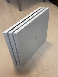 PS4 Pro 白色主機 1TB 跟三個手掣