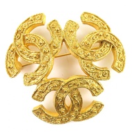 品相極佳的 CHANEL 1994 年復古款 94A 三重 Coco 標誌胸針，大號金色，帶盒子，法國製造，強烈推薦給女士。