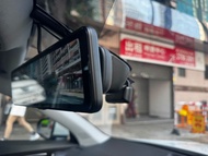 AUDI Q2 安裝 Mio 的年度旗艦機皇 R890WD 電子倒後鏡 前後 4K (2160P) 解析度，無論白天黑夜，車前車後的細節都無所遁形。