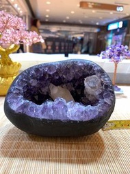 100%天然稀有原礦紫晶洞+共生礦方解石(意外之財）一物一圖