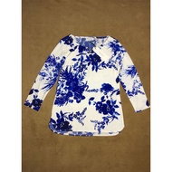 Calvin Klein long-sleeved round neck t-shirt with Calvin Klein flower pattern size XS