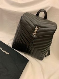 ⭐️YSL Saint Laurent Monogram Loulou V型車線真牛皮翻蓋束口雙肩後背包(黑)⭐️台灣專櫃全新/台中市可面交