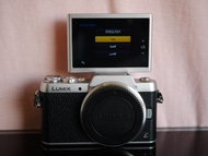 ตัวกล้อง Panasonic Lumix GF8 เป็นกล้อง M 4/3 จอพลิกได้ 180 องศา เหมาะกับถ่าย Selfie มีฟังชั่น Softskin, Beauty Retouch,และ การถ่ายวิดิโอความละเอียดสูงถึง Full HD, DMC-GF8