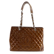 二手香奈兒 Grand Shopping Tote GST Matelasse Chain Tote A50995，青銅色琺瑯款。這款包可手提或肩背，可容納 A4 檔案。