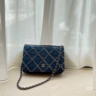 Chanel • 稀有丹寧牛仔外縫線銀釦Woc鏈條包 有卡✔️